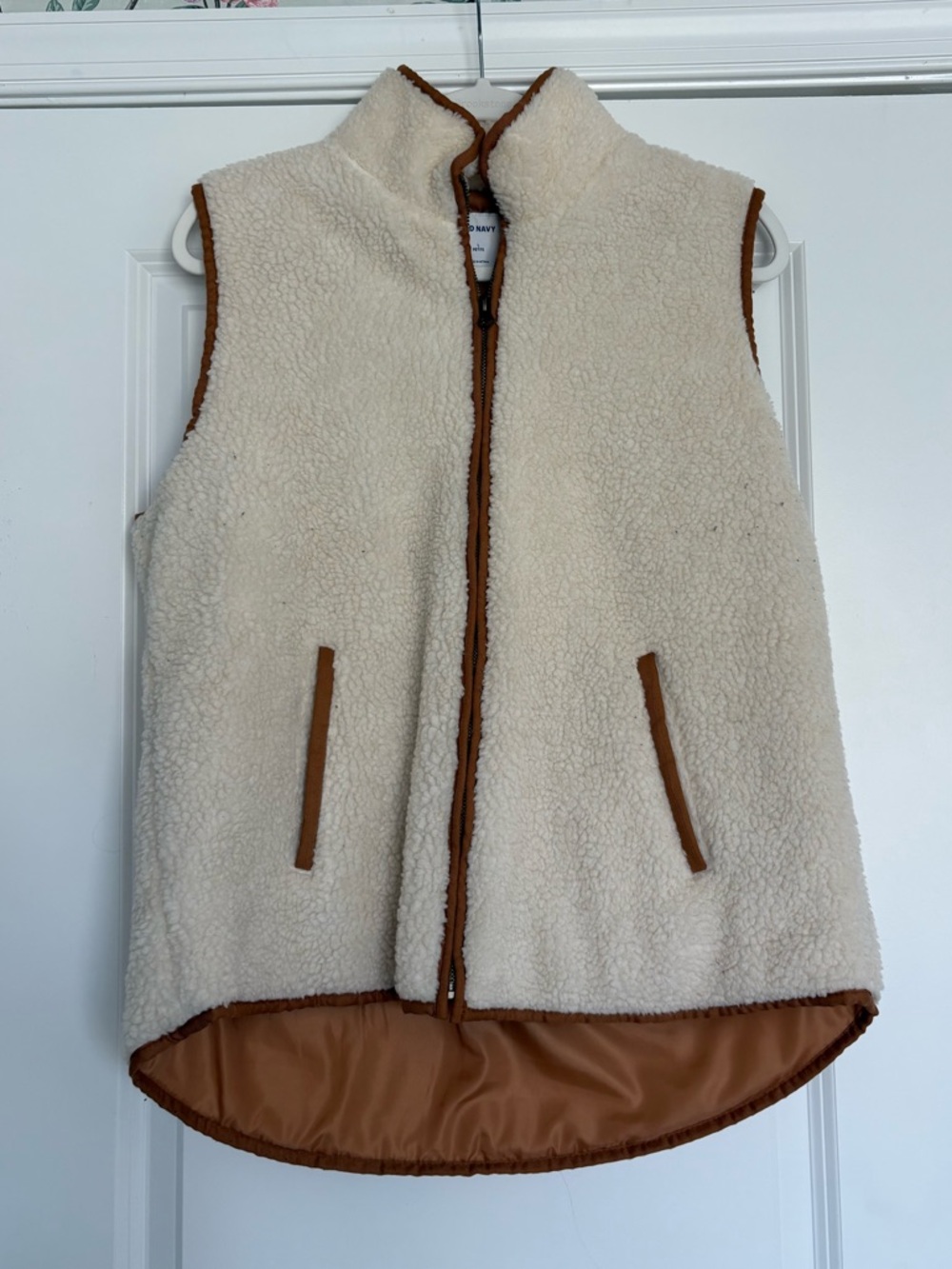 EUC Old Navy Sherpa Vest Size LP - Picture 4 of 6